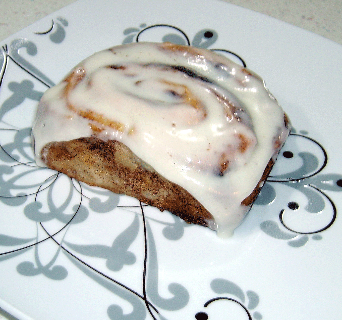 cinnamon-roll-plated