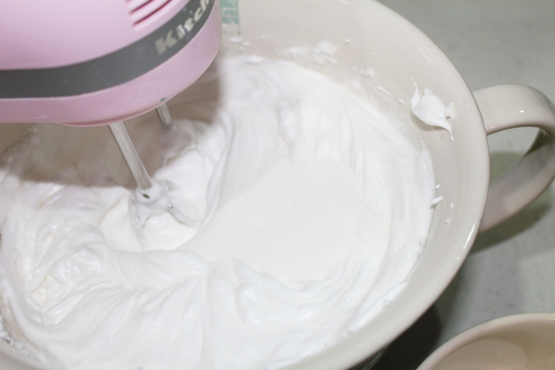 pavlova add sugar
